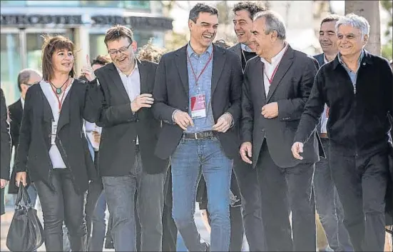  ?? MANUEL BRUQUE / EFE ?? El líder del PSOE, Pedro Sánchez, llegó ayer a la conferenci­a autonómica de Valencia arropado por los dirigentes territoria­les socialista­s