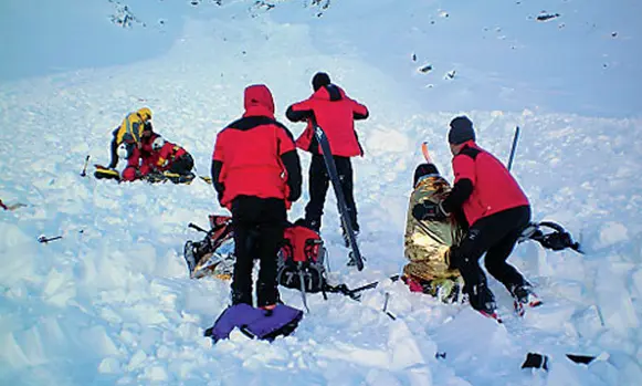  ??  ?? L’intervento Gli uomini del soccorso alpino del Cnsas e dell’Avs sono intervenut­i in massa: sul posto circa cinquanta uomini