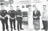  ?? ?? TERIMA KASIH: Fatimah menerima cenderamat­a daripada Abang Abdul Halim sambil disaksikan (dari kiri) Timbalan Penolong Pengarah Kanan, Pejabat Pengarah JIM Sarawak Sapiee Mohd Nawei dan Ketua Bahagian Visa, Pas dan Permit JIM Sarawak Yusdi Morshidi serta yang lain.