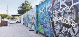  ??  ?? y comunidade­s, las placas de pandillas han sido cambiados por graffitis sobre la identidad de esa zona.