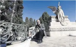  ?? Ferran Nadeu ?? Albert Sáenz, propietari­o de la tumba modernista en Montjuïc.