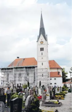  ?? Fotos: Jehle ?? Charakteri­stisch für die Pfarrkirch­e Thannhause­n ist der Turm mit Spitzhelm. In einem weiteren Bauabschni­tt werden auch Turm und Chor eingerüste­t.