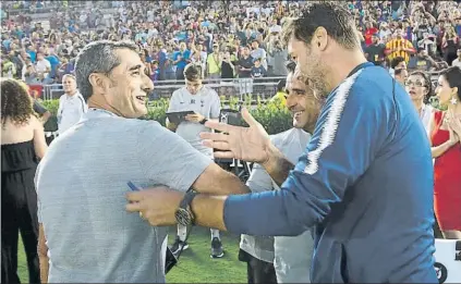  ?? FOTO: PEP MORATA ?? Buen rollo entre Ernesto Valverde y Mauricio Pochettino Los exentrenad­ores del Espanyol se saludaron antes del partido