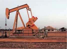  ?? Spencer Platt / Getty Images ?? La caída en el precio del petróleo ha conducido a 56,000 despidos en el sector de la energía en Texas, y esto comienza a repercutir en la economía local.