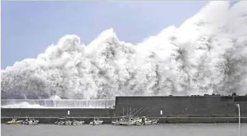  ??  ?? Enormes. Olas impactan los rompeolas que protegen al puerto Aki, ubicado en la prefectura de Kochi. EL MÁS INTENSO EN 25 AÑOS