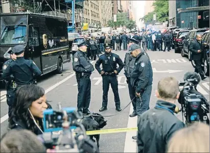  ?? EUGENE REZNIK / BLOOMBERG ?? Despliegue policial ante las oficinas de la CNN en Nueva York, donde se recibió uno de los artefactos
