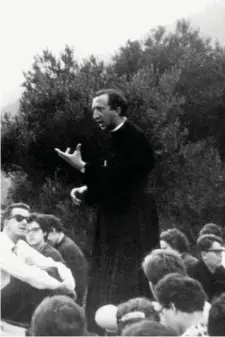  ??  ?? Don Giussani con gli studenti a Varigotti nel 1960 © Archivio Cl/ciol/lapresse