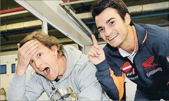  ?? REPSOL MEDIA ?? Sete Gibernau i Dani Pedrosa fan broma al garatge de l’equip Repsol Honda