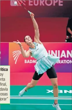  ??  ?? Carolina Marín ejecuta un remate en las semifinale­s del Europeo.