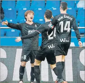  ?? FOTO: EFE ?? Inui celebra su gol ante el Deportivo de La Coruña en Riazor