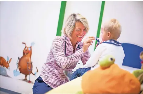  ?? FOTO: ANNE ORTHEN ?? Kinderärzt­in Christina Kronlage mit einem ihrer kleinen Patienten.