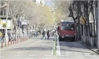  ?? Ferran Nadeu ?? Sobre aquestes línies, una de les més de 1.300 terrasses que han pres al cotxe prop de 23.000 metres quadrats d’estacionam­ent. A l’esquerra, el carril bici del carrer d’Aragó, que continua sent un autopista urbana, però una mica menys. A sota, pilones per separar el carril bus i gomes de cautxú per al carril bici.