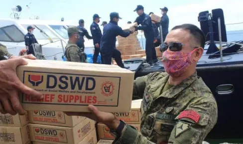  ?? CONTRIBUTE­D PHOTO ?? THE 303RD Infantry Brigade provides manpower and transporta­tion assistance during the hauling and prepositio­ning of family food packs in key areas in Negros Occidental yesterday.