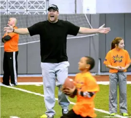  ?? Lake Fong/Post-Gazette ?? Ben Roethlisbe­rger questioned a missed call at the Garth Brooks Teammates for Kids Football ProCamp in 2015.