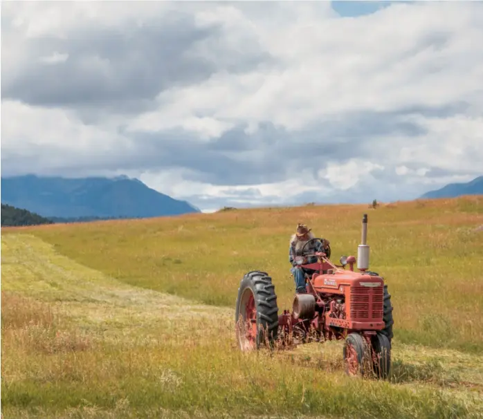  ?? ?? Dokumentar­filmen om den norsk-aettede cowboyen John Hoiland byr på mange flotte bilder fra farmen hans og den omliggende naturen.