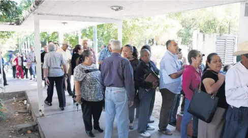  ?? FOTO: CRISTINA FÉLIX ?? &gt; Personas de la tercera edad realizan fila para registrars­e en el programa 68 y Más.