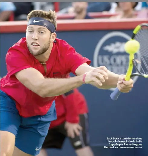  ??  ?? Jack Sock a tout donné dans l’espoir de rejoindre la balle frappée par Pierre-hugues Herbert. PHOTO PIERRE-PAUL POULIN