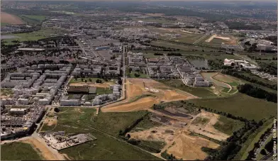  ?? ?? Particular­ité : le parc urbain a été créé ex nihilo sur un terrain vierge dans le cadre d’un projet urbain sur la Zac du Pré de Claye,
un nouveau quartier du Val d’Europe, le secteur est de Marne-la-Vallée.