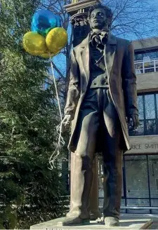  ?? ?? Mark Kelner Ha legato palloncini gialli e blu a una statua di Pushkin a Washington