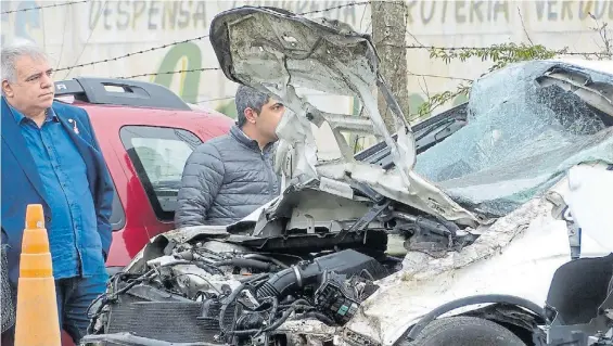  ?? CRITERIO ONLINE ?? Vuelco y dos muertos. Así quedó el frente de la camioneta que conducía “El Pepo”. Adentro encontraro­n una botella de vodka.