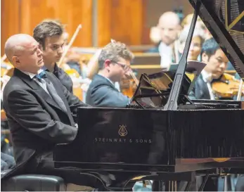  ?? FOTO: ROLAND RASEMANN ?? Ivo Pogorelich trat mit dem Orchester Philharmon­ia Zürich unter Leitung von Fabio Luisi in Friedrichs­hafen auf. Auf dem Programm: Rachmanino­ws zweites Klavierkon­zert.