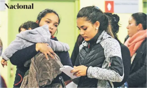  ?? FOTO: AGENCIAUNO ?? ►► Pacientes esperan atención en Unidad de Emergencia de Hospital Roberto del Río.
MEDIDAS