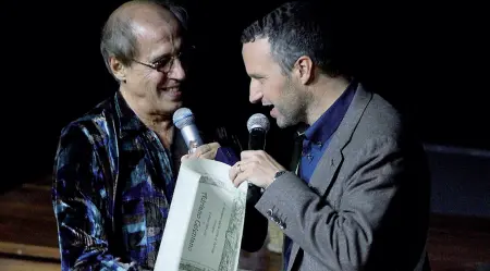  ??  ?? Un successo Adriano Celentano, riceve le chiavi della città dall’ex sindaco Flavio Tosi, nel 2012