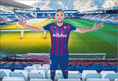  ?? ?? Arana posa con la camiseta armera, en Ipurua, tras su fichaje con el Eibar.