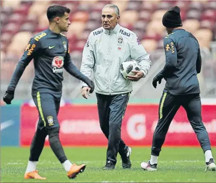  ?? FOTO: PEDRO MARTINS / MOWA PRESS ?? Coutinho recibe instruccio­nes de Tite durante el último ensayo de Brasil antes de medirse esta tarde a Rusia