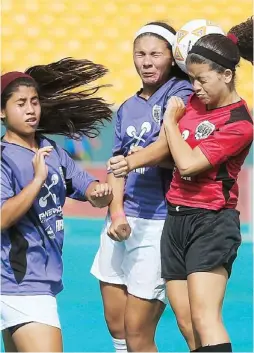  ??  ?? MARIANGELI ACOSTA, (der.) del equipo Cofresí de Cabo Rojo, lucha el balón con Melanie Montañez, de las Desconocid­as.