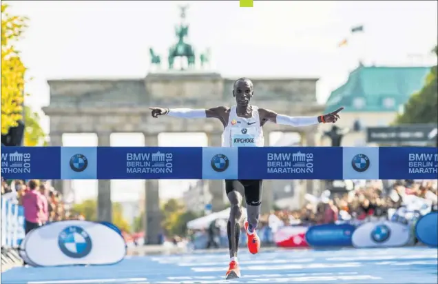  ??  ?? RÉCORD ESPECTACUL­AR. El keniano Eliud Kipchoge, al entrar en meta en la Maratón de Berlín en la que pulverizó el récord mundial de la distancia con 2h 01:39.