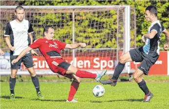  ?? SZ-FOTO: MAS ?? Schelkling­en-Hausen (rot) schlägt den VfL Munderking­en deutlich.