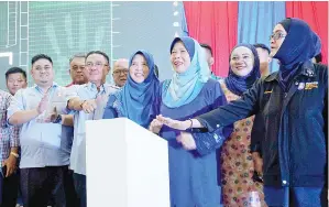  ??  ?? AZIZAH melakukan gimik perasmian majlis itu.