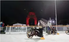  ??  ?? La novedad de esta edición del Parque de Hielo son bicicletas especiales para recorrer las pistas sin necesidad de patinar.