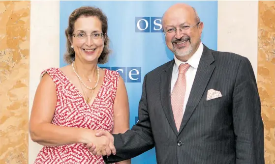  ??  ?? Graça Mira Gomes na foto com o secretário-geral da OSCE, Lamberto Zannier, quando assumiu a representa­ção de Portugal