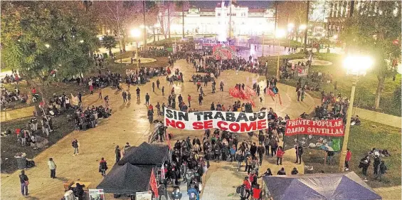  ?? MARIO QUINTEROS ?? Acampe. Organizaci­ones sociales llevan ayer sus reclamos a la Plaza de Mayo, en vísperas de la sesión especial en Diputados.