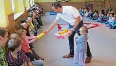  ?? Foto: Petra Schlittenb­auer ?? 40 Jahre Kindergart­en Pusteblume: Bürgermeis­ter Jürgen Mögele verteilt Kekse an die Kinder als Dank fürs Geburtstag­sständchen, das die Kinder „ihrer Kita“gesungen haben.