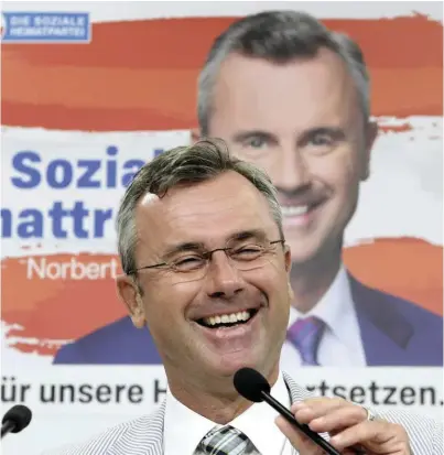  ?? BILD: SN/APA/HANS KLAUS TECHT ?? Strache? Nie gehört. FPÖ-Chef Norbert Hofer vor einem Wahlplakat.