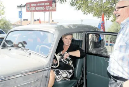  ??  ?? IZLOŽBA OLDTIMERA U Imotskom predsjedni­ca Kolinda Grabar-Kitarović prisustvov­ala je svečanoj sjednici Gradskog vijeća i razgledala izložbu starih Mercedesa.