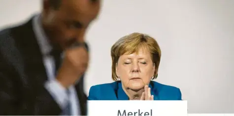  ?? Foto: Florian Gärtner, dpa ?? Augen zu und durch? Die indirekte Bewerbung von Friedrich Merz stößt bei Bundeskanz­lerin Angela Merkel auf taube Ohren. Eine Kabinettsu­mbildung sei nicht geplant, heißt es schmallipp­ig aus dem Kanzleramt.