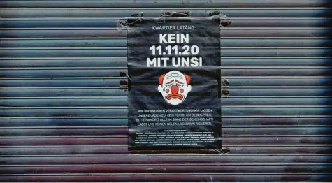  ?? Foto: Rolf Vennenbern­d, dpa ?? Nicht nur der Clown auf diesem Plakat an einer Kneipe in der Karnevalsh­ochburg Köln ist traurig – sondern auch die Millionen Narren, für die der Fasching in dieser Saison wohl größtentei­ls ausfallen wird.