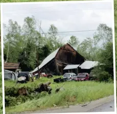  ?? PHOTO CODE ROUGE ?? Les vents violents n’ont pas épargné cette grange Sainte-Anne-du-Lac. sur le chemin du Tour du Lac à