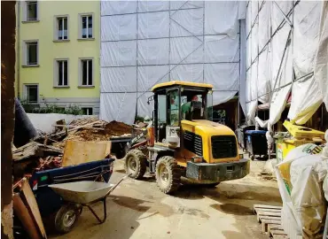  ?? Foto: nd/Nicolas Šustr ?? Blickdicht, laut und schmutzig – so lebt es sich zur Zeit in der Immanuelki­rchstraße 35.