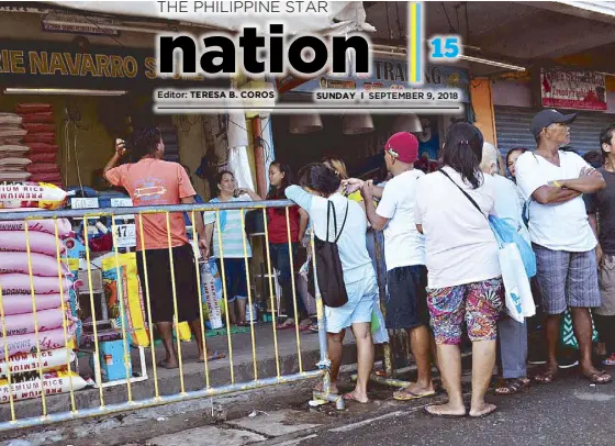  ?? CESAR RAMIREZ ?? People line up to buy NFA rice at Lingayen market in Pangasinan in this photo taken on Tuesday.