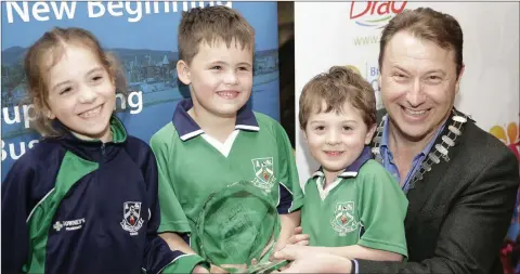  ??  ?? BEST SPORTS: Olivia Duncan, Darragh Donohoe and Tomás Duncan from Bray Emmets accept the award from Pat Ó Suilleabhá­in.