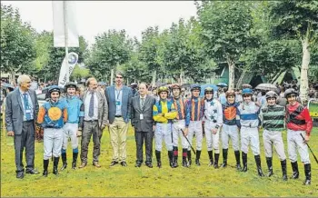  ?? FOTO: UNANUE ?? Deportivid­ad Los jockeys posan juntos con el Alcalde en los prolegómen­os de la Copa de Oro