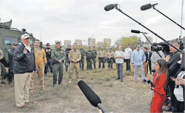  ??  ?? Donald Trump, flanqueado por el senador republican­o Ted Cruz, conversa con la prensa en la ciudad de McAllen, en Texas, ayer.