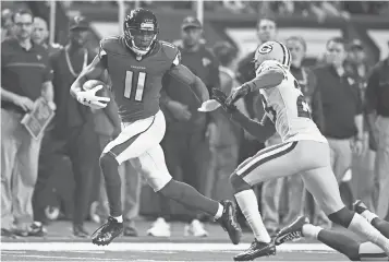  ?? JOHN DAVID MERCER, USA TODAY SPORTS ?? Julio Jones, left, scored two touchdowns as the Falcons routed the Packers 44- 21 in the NFC Championsh­ip Game. “He is two steps ahead of you,” said his brother, Phillip Jones.