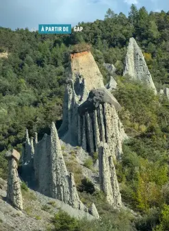  ??  ?? Photo de gauche : Les Demoiselle­s coiffées de Pontis doivent leur silhouette à l’érosion, qui a sculpté un chapeau rocheux à leur sommet. Elles se laissent admirer à partir du col de Pontis, ou en longeant le lac par la route entre Savines-le-lac et Le Sauze-du-lac. Ci-dessus : Des vestiges du village englouti d’ubaye, que les basses eaux ont découverts.