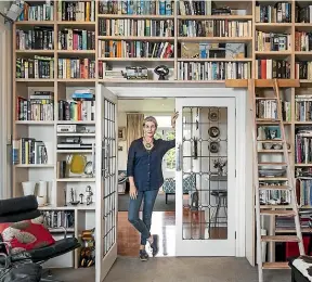  ??  ?? Books and art are a feature of Jennifer Ward-Lealand’s Auckland home.